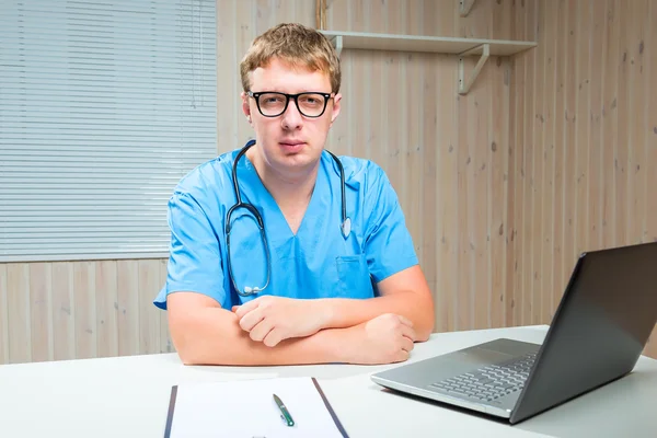 Portret van mannelijke therapeut aan de tafel in zijn kantoor — Stockfoto