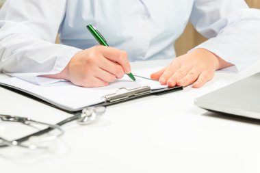 Eller yakın çekim doktor tanı ilgili olarak yazıyor.