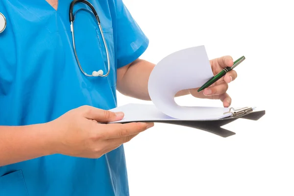 Médico manos con una carpeta y pluma de cerca en un fondo blanco —  Fotos de Stock