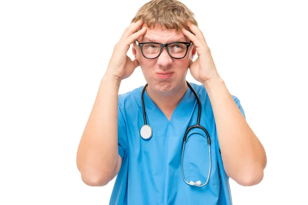 Retrato emocional de un médico loco con dolor de cabeza en un blanco — Foto de Stock