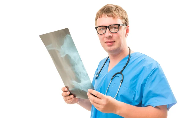 Médico sonriente con una radiografía en las manos sobre un fondo blanco —  Fotos de Stock