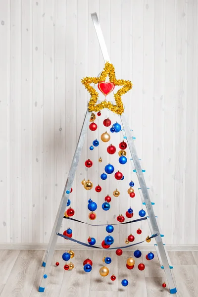 Mooie en creatieve kerstboom gemaakt van trapladder — Stockfoto
