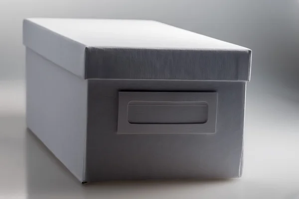 Beyaz bir arka plan üzerinde gölgede karton kutu — Stok fotoğraf