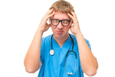 izole beyaz bir arka plan üzerinde ağrıyan kafa tutan doktor eller