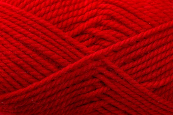 赤のウールの糸を巻いた美しいクローズ アップ — ストック写真