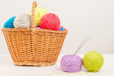 hasır sepet beyaz masaya skeins dolu