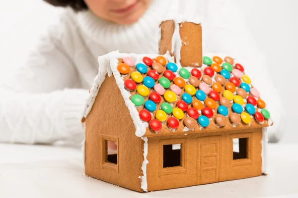 Una casa di pan di zenzero al momento della decorazione primo piano — Foto Stock