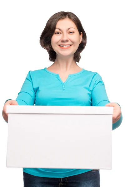 Retrato vertical de una joven morena con una caja de cartón isola — Foto de Stock