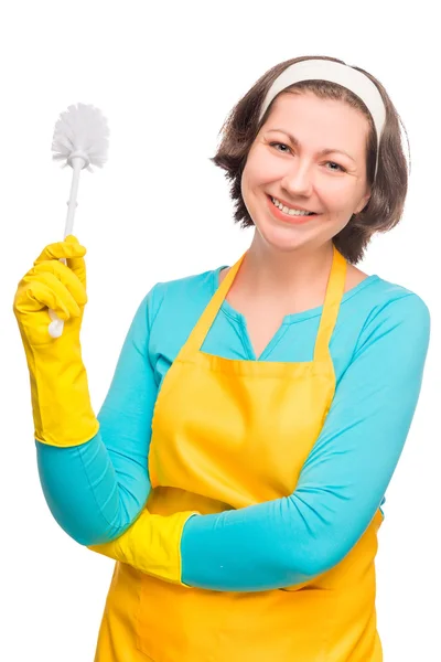 Alegre ama de casa en delantal amarillo sosteniendo un cepillo para limpiar la —  Fotos de Stock