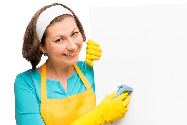 Beautiful housewife holding a rag and a poster for the inscripti — Stock Photo, Image