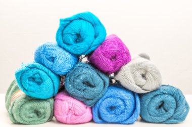 yün iplik yalan beyaz bir adam bir piramit şeklinde