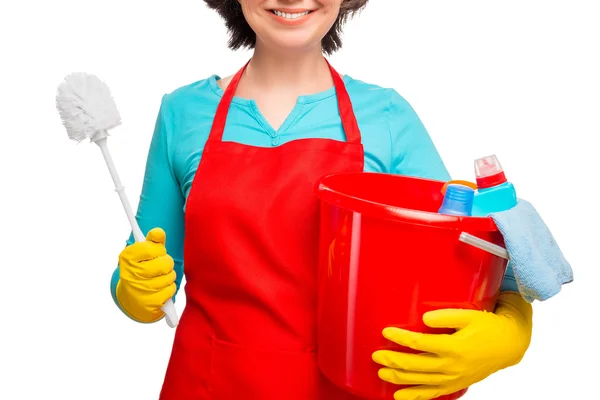 Dona de casa com um balde e um vaso sanitário escova no fundo branco i — Fotografia de Stock
