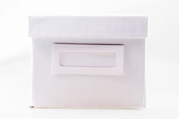 Caja de oficina blanca sobre un fondo blanco —  Fotos de Stock