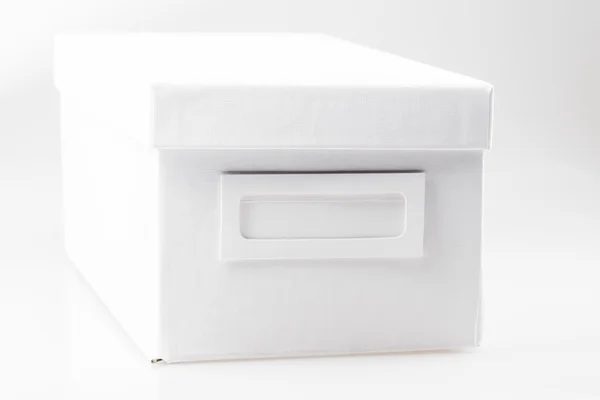 Kutusu boş beyaz bir arka plan üzerinde — Stok fotoğraf