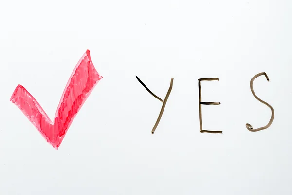Woord Ja en rode vinkje close-up geschilderd markering op een witte bo — Stockfoto