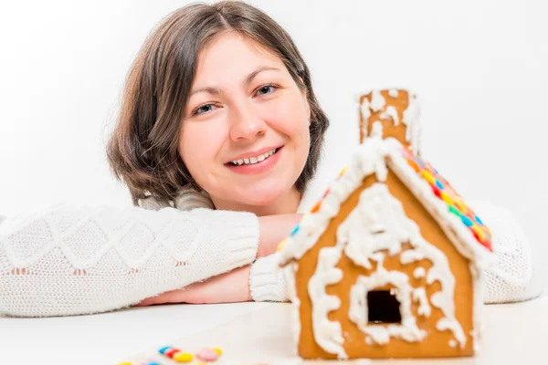 Belle femme et une maison en pain d'épice fait à la main — Photo