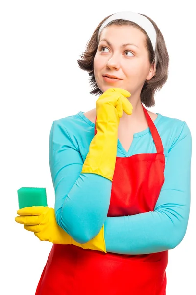 Retrato de uma dona de casa sonhadora em avental com esponja isolada — Fotografia de Stock