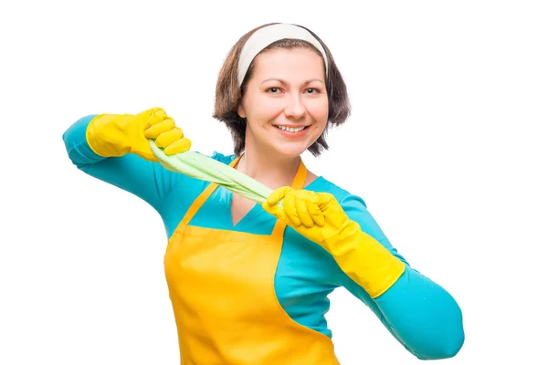 Bela jovem dona de casa posando com pano verde de microfibra em — Fotografia de Stock