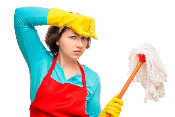 Müde vom Fußbodenwaschen wischt sich die Frau den Schweiß von der Stirn — Stockfoto