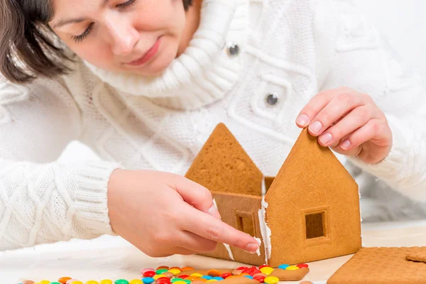 Menina prepara uma deliciosa e bela casa de Natal — Fotografia de Stock