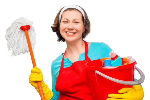 Lächelnde Hausfrau mit Eimer und Wischmopp auf weißem Hintergrund — Stockfoto