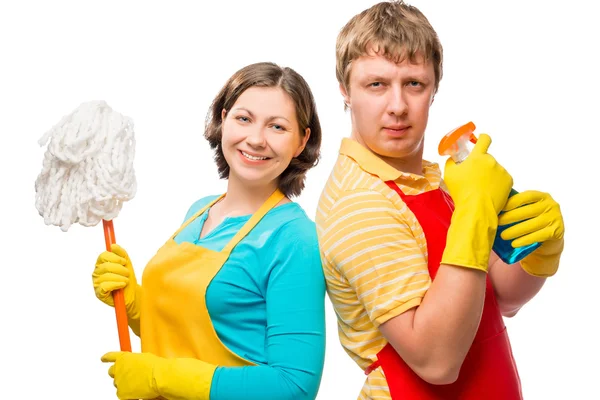 Femme au foyer avec une serpillière, et son mari, avec de la pulvérisation dans les tabliers — Photo