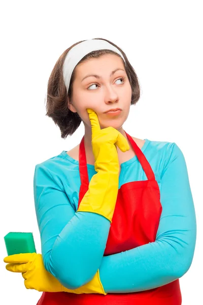 Mooie vrouw met een spons aanzienlijk peinzende denkt dat aan schone, isol — Stockfoto