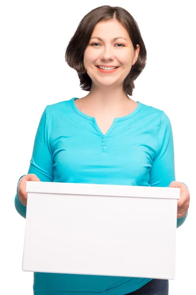 Retrato de uma menina com uma caixa de papelão branco em um backgro branco — Fotografia de Stock