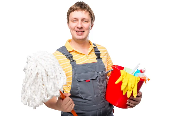 Man in overalls houden een mop en reinigingsproducten op een witte b — Stockfoto