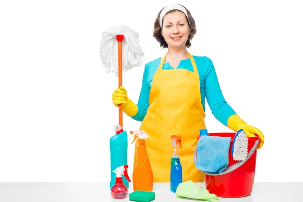 Красивая домохозяйка с инструментами для уборки дома позирует на wh — стоковое фото