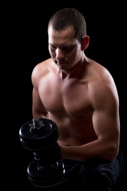 siyah bir arka plan üzerinde izole bir dumbbell ile sporcu