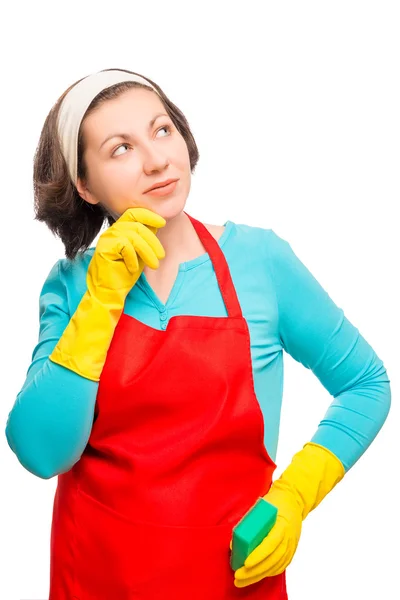 Nadenkend en dromerige huisvrouw met spons in de hand op een witte rug — Stockfoto