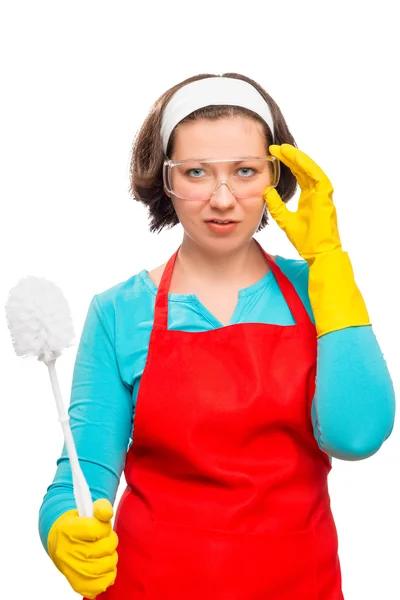 Donna in grembiule con una spazzola da bagno e occhiali di sicurezza su whit — Foto Stock