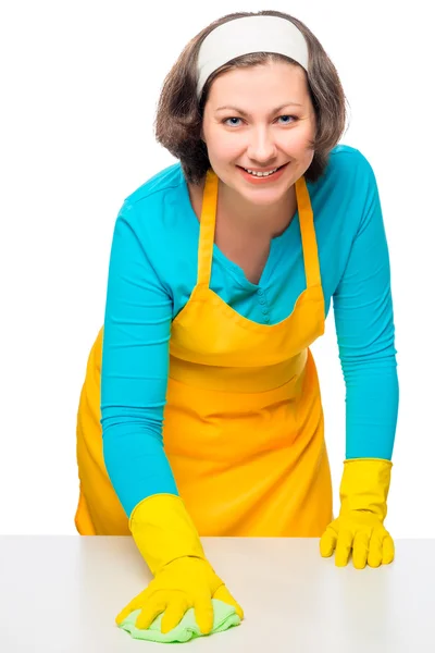 Brunette huisvrouw witte tabel een geïsoleerd doek wrijven — Stockfoto