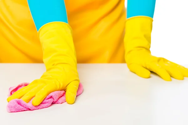 Hemmafru gnugga vitt bord en trasa tillverkad i microfiber, händer cl — Stockfoto