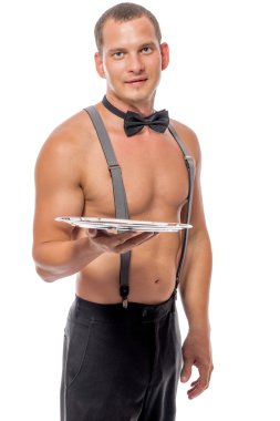 Garson izole boş bir tepsi ile dikey portresi