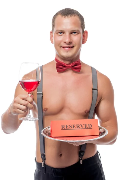 Camarero sexy con un torso desnudo reservado una copa de vino tinto — Foto de Stock