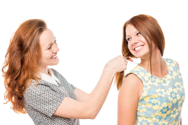Bela menina fazendo penteado para seu amigo no branco backgr — Fotografia de Stock