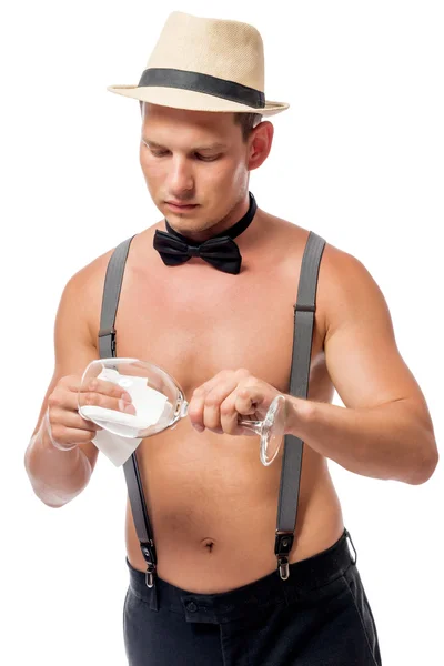 Ober in de hoed reinigt glas een doek op een witte achtergrond — Stockfoto