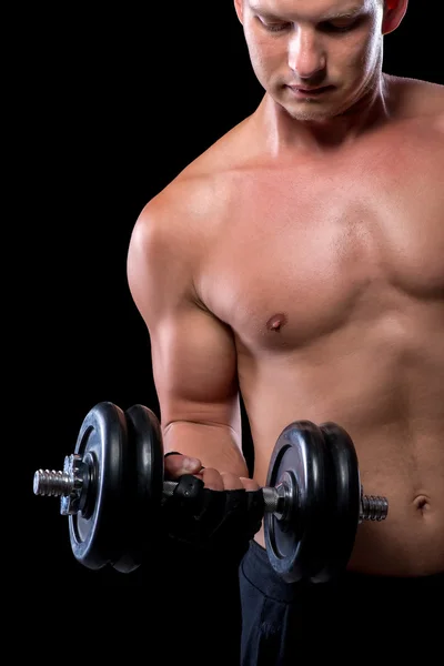 Muscoloso ragazzo sexy raccoglie un pesante manubrio — Foto Stock