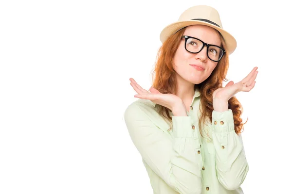 Doordachte meisje met een hoed poseren tegen witte achtergrond Stockfoto