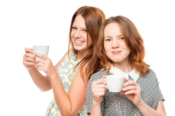 Retrato de una hermosa amiga con té sobre un respaldo blanco — Foto de Stock