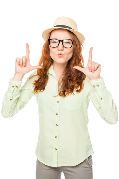 Chica enfocada con un sombrero posando sobre fondo blanco — Foto de Stock