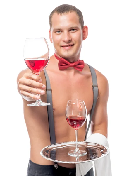 Barman, avec un torse nu donne un verre de vin rouge — Photo