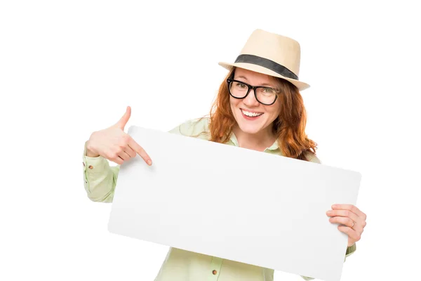 Menina feliz mostrando em um cartaz em branco isolado — Fotografia de Stock
