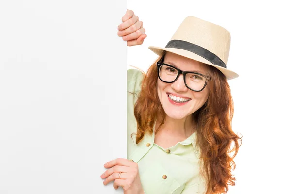 Joyeux belle fille avec des lunettes et un chapeau avec une affiche — Photo