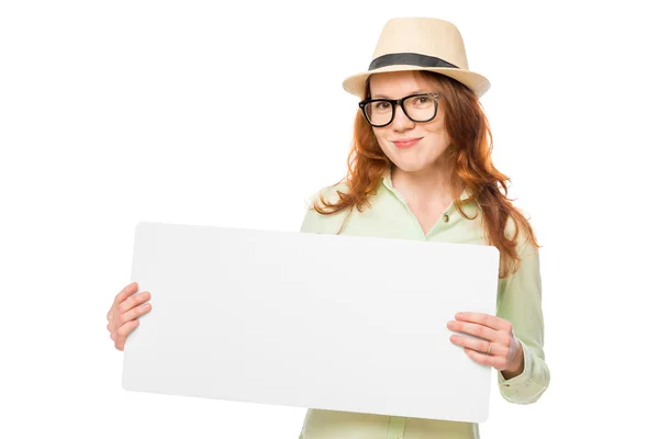 Chica en un sombrero con una pancarta sobre un fondo blanco aislado — Foto de Stock