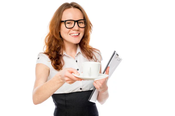 Hezká mladá sekretářka s šálkem kávy na bílém pozadí — Stock fotografie
