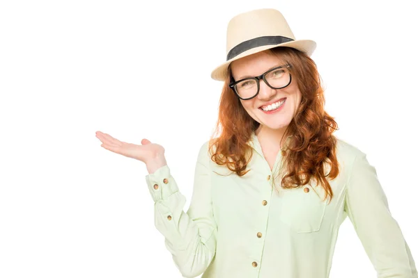 Rusovlasá dívka v klobouku udržuje na ruce něco na zádech, bílá — Stock fotografie