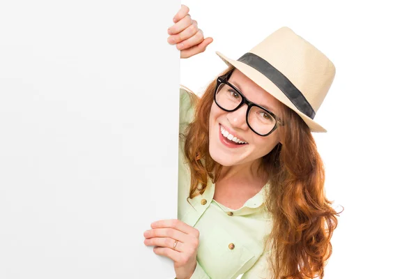 Joven chica sonriente en gafas y un sombrero con un cartel — Foto de Stock